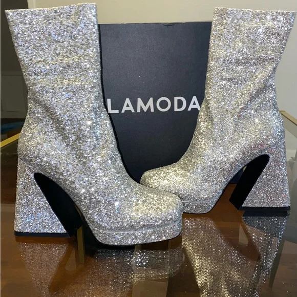 Silver Sparkling Heeled Boots! 🤩 - Picture 3 of 7
